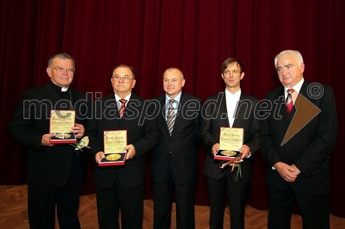 dr. Stanislav Lipovšek, celjski škof in prejemnik srebrnega grba mesta Maribor, Stanislav Brglez, prejemnik zlatega grba mesta Maribor, Franc Kangler, župan Mestne občine Maribor, Marko Slavič, prejemnik bronastega grba mesta Maribor in Karl Midlil, predsednik Komisije mestnega sveta Mestne občine Maribor za priznanje in nagrade       
     
