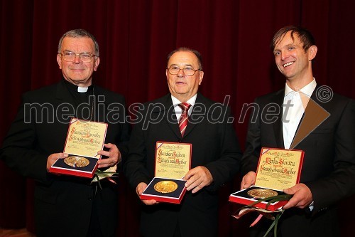 dr. Stanislav Lipovšek, celjski škof in prejemnik srebrnega grba mesta Maribor, Stanislav Brglez, prejemnik zlatega grba mesta Maribor in Marko Slavič, prejemnik bronastega grba mesta Maribor