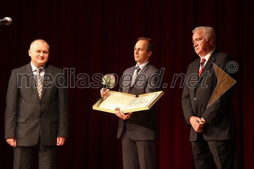 Franc Kangler, župan Mestne občine Maribor, prof. dr. Rajko Knez, dekan Pravne fakultete Univerze v Mariboru ter prejemniki listine mesta Maribor ter Karl Midlil, predsednik Komisije mestnega sveta Mestne občine Maribor za priznanje in nagrade