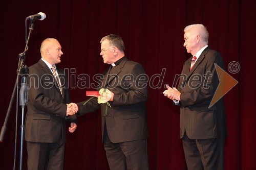 Franc Kangler, župan Mestne občine Maribor, dr. Stanislav Lipovšek, celjski škof in prejemnik srebrnega grba mesta Maribor in Karl Midlil, predsednik Komisije mestnega sveta Mestne občine Maribor za priznanje in nagrade  	 
