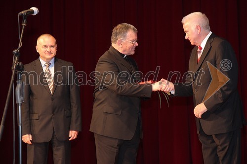 Franc Kangler, župan Mestne občine Maribor, dr. Stanislav Lipovšek, celjski škof in prejemnik srebrnega grba mesta Maribor in Karl Midlil, predsednik Komisije mestnega sveta Mestne občine Maribor za priznanje in nagrade  	 
