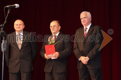 Franc Kangler, župan Mestne občine Maribor, Stanislav Brglez, prejemnik zlatega grba mesta Maribor in Karl Midlil, predsednik Komisije mestnega sveta Mestne občine Maribor za priznanje in nagrade  	