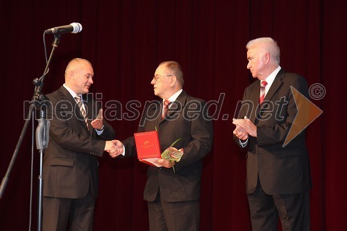 Franc Kangler, župan Mestne občine Maribor, Stanislav Brglez, prejemnik zlatega grba mesta Maribor in Karl Midlil, predsednik Komisije mestnega sveta Mestne občine Maribor za priznanje in nagrade  	