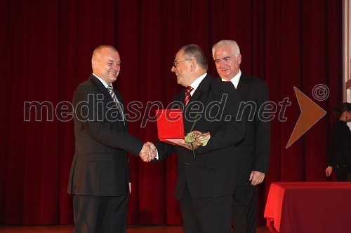 Franc Kangler, župan Mestne občine Maribor, Stanislav Brglez, prejemnik zlatega grba mesta Maribor in Karl Midlil, predsednik Komisije mestnega sveta Mestne občine Maribor za priznanje in nagrade 	 
