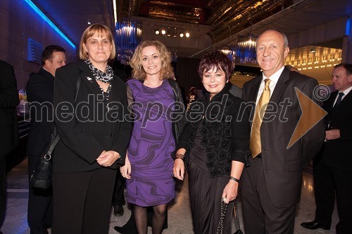 Darja Radić, ministrica za gospodarstvo, Zdenka Kahne, lastnica in direktorica kozmetike Kahne, hči Nina in Branko Pavlin, predsednik uprave Dnevnik