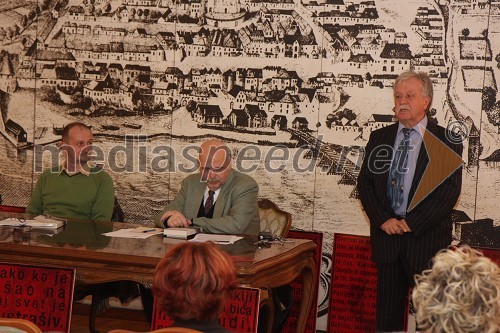 Sreten Ugričić, filozof, književnik in direktor Narodne biblioteke Srbije, Marjan Pungartnik, predsednik društva Mariborska literarna družba in Rade Bakračević, častni konzul republike Srbije