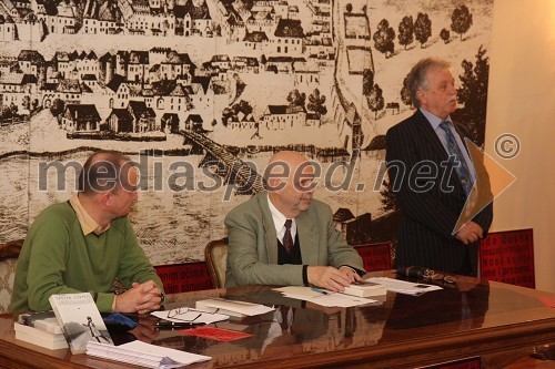 Sreten Ugričić, filozof, književnik in direktor Narodne biblioteke Srbije, Marjan Pungartnik, predsednik društva Mariborska literarna družba in Rade Bakračević, častni konzul republike Srbije