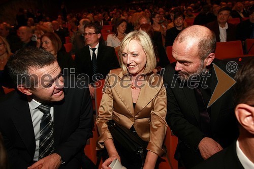 Uroš Skuhala, direktor in odgovorni urednik medijev ČZP Večer d.d, Janez Lombergar, nekdanji programski direktor RTV Slovenija in soproga Barbara Volčič Lombergar