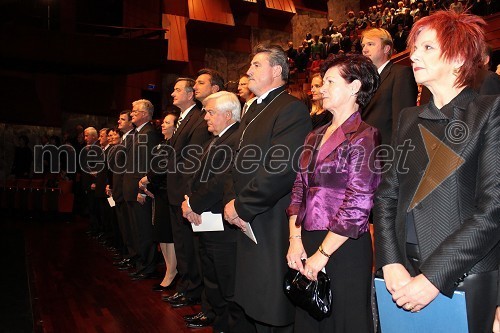 Blaž Kavčič, predsednik DS, Pavel Gantar, predsednik DZ, Barbara Miklič Türk, soproga predsednika Republike Slovenije, dr. Danilo Türk, predsednik Republike Slovenije, Borut Pahor, predsednik Vlade Republike Slovenije, Milan Kučan, nekdanji predsednik Republike Slovenije, Geza Erniša, evangeličanski škof s soprogo in Majda Širca, ministrica za kulturo