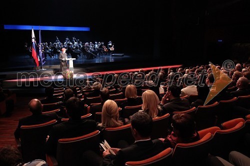 Majda Širca, ministrica za kulturo, obiskovalci in Simfonični orkester SNG Maribor