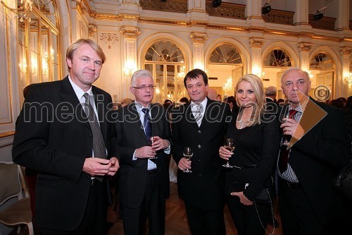 Gregor Golobič, minister za visokošolstvo, znanost in tehnologijo, Pavel Gantar, predsednik DZ, Gregor Jager, podjetnik in mestni svetnik Zares, njegova soproga Sara Prislan Jager ter Janez Ujčič, direktor RTS in mestni svetnik Desus