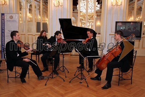 Godalni kvartet Feguš in pianistka Adriana Magdovski