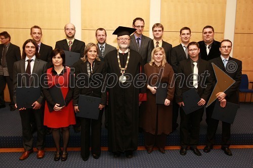 Prof. dr. Ivan Rozman, rektor Univerze v Mariboru ter novi doktorji znanosti Univerze v Mariboru 	 
