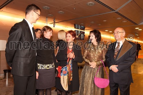 Igor Lukšič, minister za šolstvo in šport, soproga dr. Marta Macedoni Lukšič, pediatrinja, Majda Širca, ministrica za kulturo, Polona Vetrih, igralka in Mitja Rotovnik, direktor Cankarjevega doma