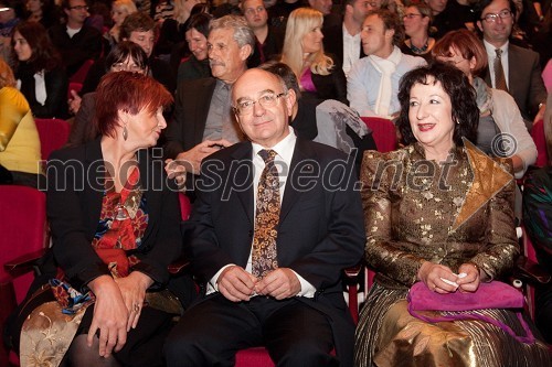 Majda Širca, ministrica za kulturo, Mitja Rotovnik, direktor Cankarjevega doma in Polona Vetrih, igralka