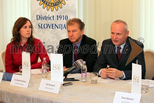 Katarina Petrović, moderatorka, dr. Davorin Kračun, predsednik Rotary kluba Maribor in Edi Stropnik, asistent guvernerja