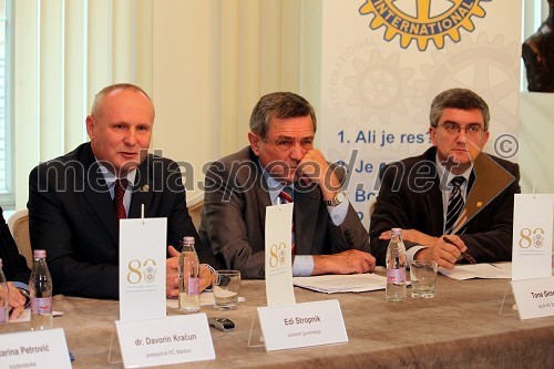 Dr. Davorin Kračun, predsednik Rotary kluba Maribor, Edi Stropnik, asistent guvernerja ter Tone Simonič, tajnik Rotary kluba Maribor