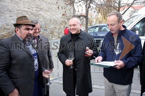 Alojz Jenuš - Slavek, outar in brač iz Malečnika, Franc Kangler, župan Mestne občine Maribor in Stanislav Kocutar, odgovorni urednik Radia Maribor ter novi mestni viničar