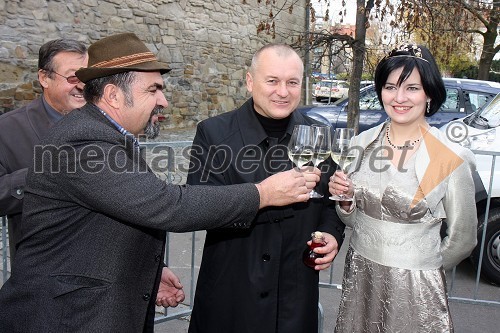 Alojz Jenuš - Slavek, outar in brač iz Malečnika, Franc Kangler, župan Mestne občine Maribor in Ksenja Arbeiter, mariborska vinska kraljica