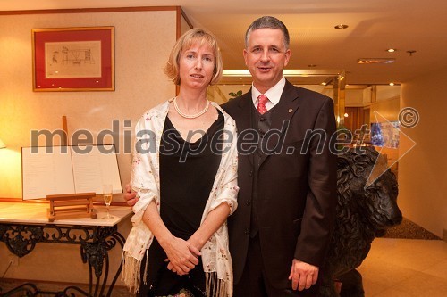 	Miroslav Štravs, predsednik Rotary cluba Ljubljana-center s soprogo Majo