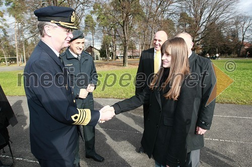 General Håkan Syren, predsedujoči Vojaškemu odboru Evropske unije (EUMC) in Maša Kangler, hči Franca Kanglerja