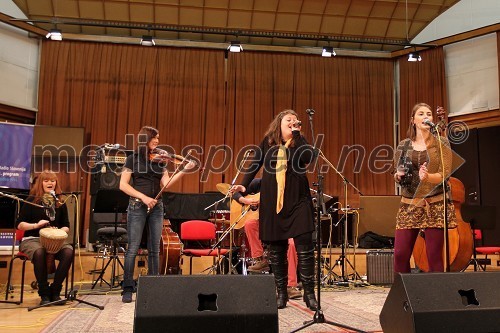 Skupina Franc & Roses: Katja Smolar, djembe, Lucija Mlakar, violina, Zala Založnik, pevka in Katarina Slemenik, tamburin, vokal