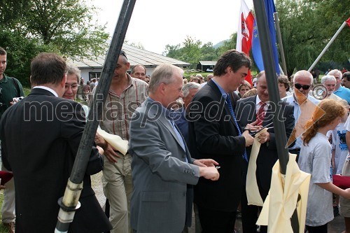 Dr. Alojz Križman, državni svetnik in dr. Milan Zver, minister za šolstvo in šport med prerezom traku