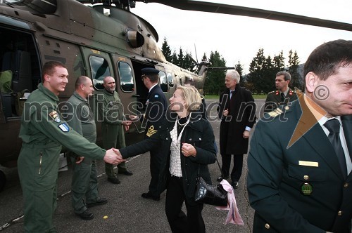 David Belak, nadporočnik, Aleš Stepišnik, pilot, soproga generala Håkana Syrena, general Håkan Syren, predsedujoči Vojaškemu odboru Evropske unije (EUMC), ..., ..., ... in mag. Alojz Šteiner, načelnik Generalštaba Slovenske vojske