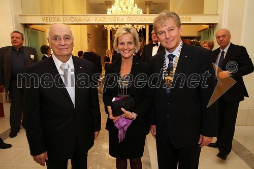 Stanko Ojnik, bodoči guverner rotary Slovenija, Barbara Kamler Wild, guvernerka distrikta 1910 ter dr. Davorin Kračun, predsednik Rotary kluba Maribor