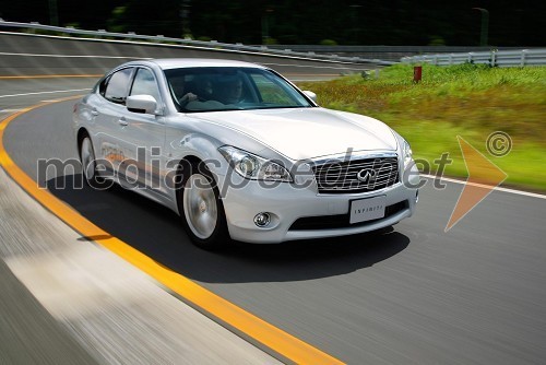 Infiniti M35h bo glasen