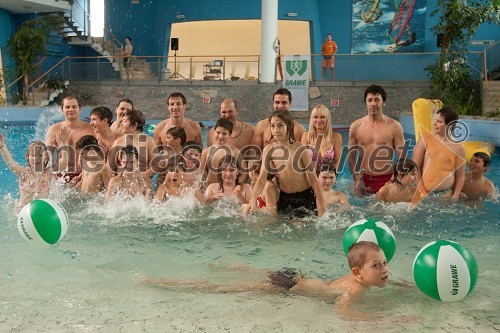 Zavarovalnica Grawe in ZPM peljala otroke na kopanje v Atlantis