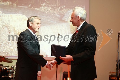 Mag. Rok Fazarinc, prejemnik nagrade IZS za več inženirskih dosežkov in dr. Branko Zadnik, predsednik upravnega odbora matične sekcije gradbenih inženirjev