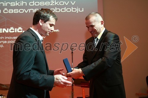 Dr. Mihael Brenčič, prejemnik nagrade IZS za več inženirskih dosežkov in dr. Željko Vukelič, član Upravnega odbora Inženirske zbornice Slovenije (IZS)