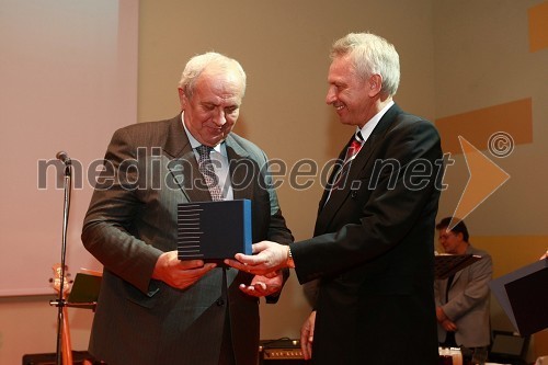 Prof. dr. Bojan Majes, prejemnik nagrade IZS za življenjsko delo na področju graditve objektov in dr. Branko Zadnik, predsednik upravnega odbora matične sekcije gradbenih inženirjev