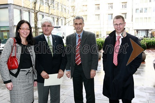 Mag. Barbara Škraba Flis, generalna sekretarka Inženirske zbornice Slovenije (IZS), dr. Roko Žarnič, minister za okolje in prostor, Črtomir Remec, predsednik Inženirske zbornice Slovenije (IZS) in mag. Klemen Grebenšek, vodja kabineta ministra za okolje in prostor