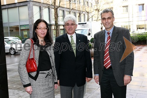 Mag. Barbara Škraba Flis, generalna sekretarka Inženirske zbornice Slovenije (IZS), dr. Roko Žarnič, minister za okolje in prostor in Črtomir Remec, predsednik Inženirske zbornice Slovenije (IZS)