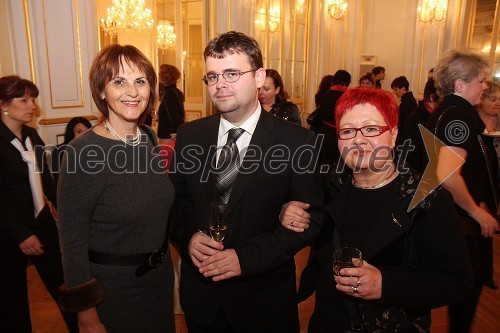 Andreja Kračun, predsednica dobrodelnega združenja Koraki za korakce, Alan Kavčič, predstavnik za odnose z javnostmi SNG Maribor in Zdenka Križanič, podpredsednica dobrodelnega združenja Koraki za korakce