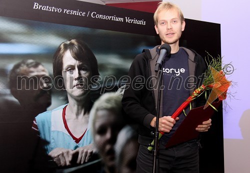 Matjaž Rušt, fotoreporter spletnega portala Siol.net in prejemnik nagrade za izstopajoče stvaritve s področja novinarske fotografije v letu 2010, za fotografijo delavke Preventa (zadaj)