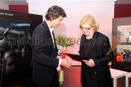 Grega Repovž, predsednik Društva novinarjev Slovenije in odgovorni urednik Mladine ter Blanka Doberšek, dolgoletna komentatorka, novinarka in urednica Zunanje politične redakcije TV Slovenija ter prejemnica nagrade za življenjski prispevek k razvoju slovenskega novinarstva