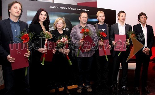 Nagrajenci novinarskih nagrad Consortium Veritatis/Bratstvo resnice za leto 2010: Marjan Horvat, Jelena Aščić, Blanka Doberšek, Igor Vidmar, Matjaž Rušt, Jure Bračko in Grega Repovž, predsednik Društva novinarjev Slovenije in odgovorni urednik Mladine