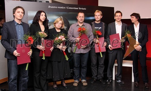 Nagrajenci novinarskih nagrad Consortium Veritatis/Bratstvo resnice za leto 2010: Marjan Horvat, Jelena Aščić, Blanka Doberšek, Igor Vidmar, Matjaž Rušt, Jure Bračko in Grega Repovž, predsednik Društva novinarjev Slovenije in odgovorni urednik Mladine