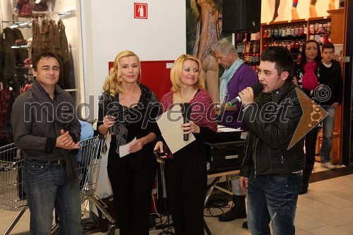 Janez Korpič, center manager Velejaparka, Darja Hlade, marketing Vulcano Models in povezovalka dogodka, Dina Ćurić, eventmanager agencije CTRL v Velejaparku ter Alen Vogrinec Vesel, pevec