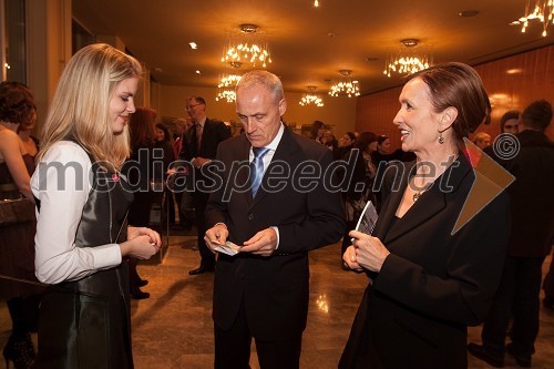 Anja Maršič, hostesa in Barbara Brezigar, generalna državna tožilka s spremljevalcem