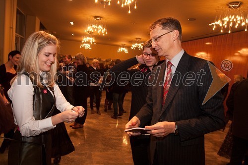 Anja Maršič, hostesa in Igor Lukšič, minister za šolstvo in šport