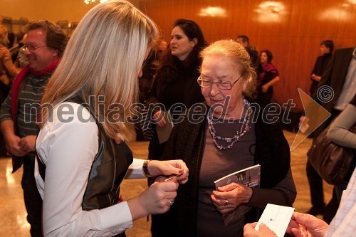 Anja Maršič, hostesa in Iva Zupančič, igralka