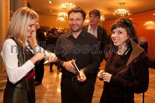 Anja Maršič, hostesa, David Stonič, menedžer in Vesna Zornik, pevka