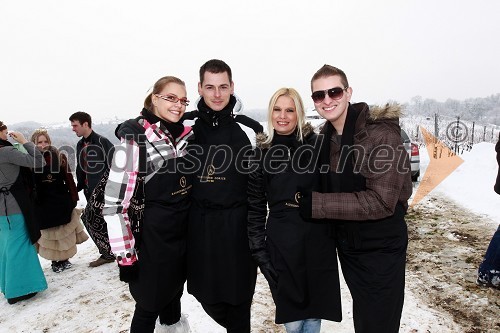 Tina Petelin, Miss Slovenije 2009, njen fant Adam Vengust, 	Damjan Murko, pevec in njegova soproga Maja Žilavec Murko