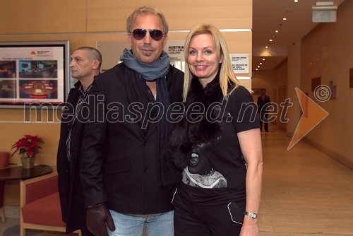 Kevin Costner, ameriški igralec in glasbenik in Andreja Medvedič, lastnica in direktorica Sense Wellness Cluba