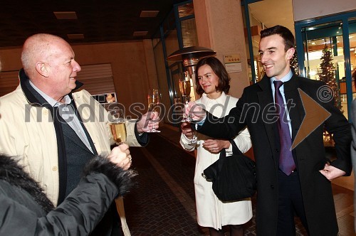 Martin Česenj, urednik revije Avto Foto Market ter Alberic Chopelin, generalni direktor Peugeot Slovenija d.o.o. in soproga Claire Chopelin