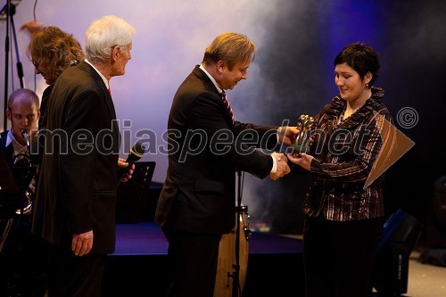 Saša Rudolf, novinar, Peter Kukovica, predsednik Atletske zveze Slovenije in Lucija Polavder, slovenska judoistka